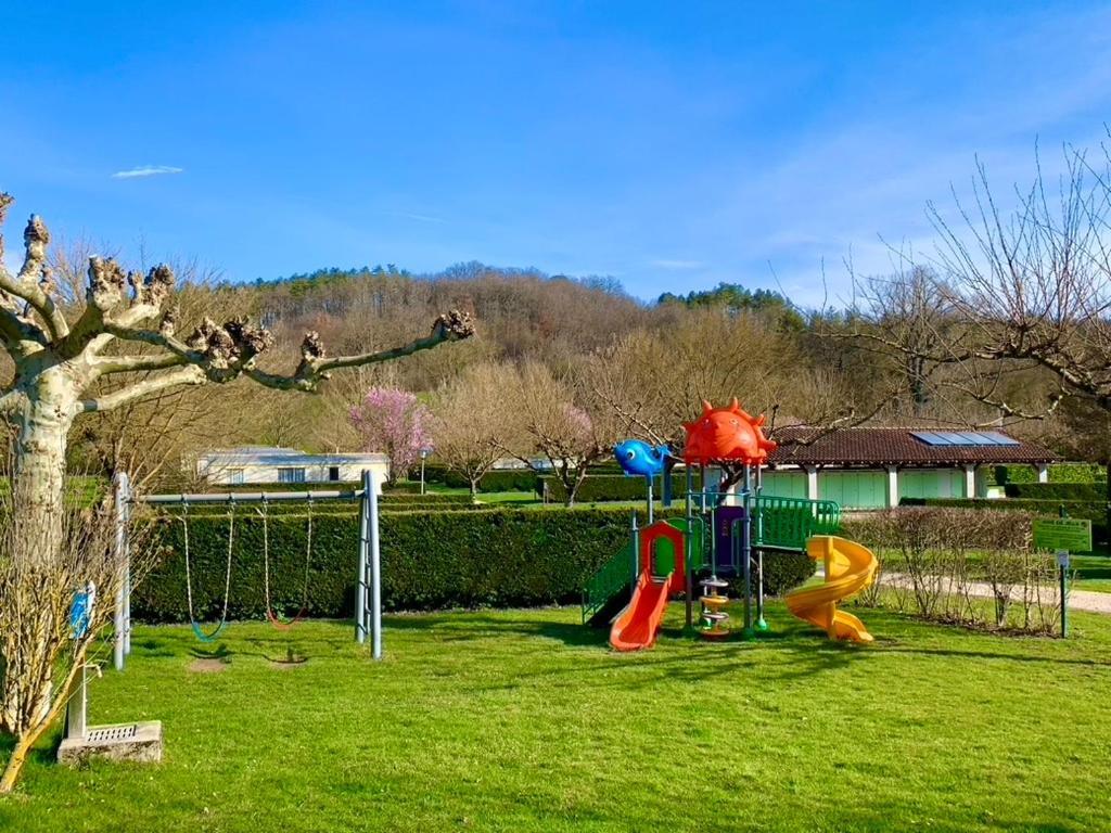 Camping Familial Paisible Avec Piscine, Mobil Home , Chalet, Studio & Emplacement Nue Casties-Labrande Exterior photo